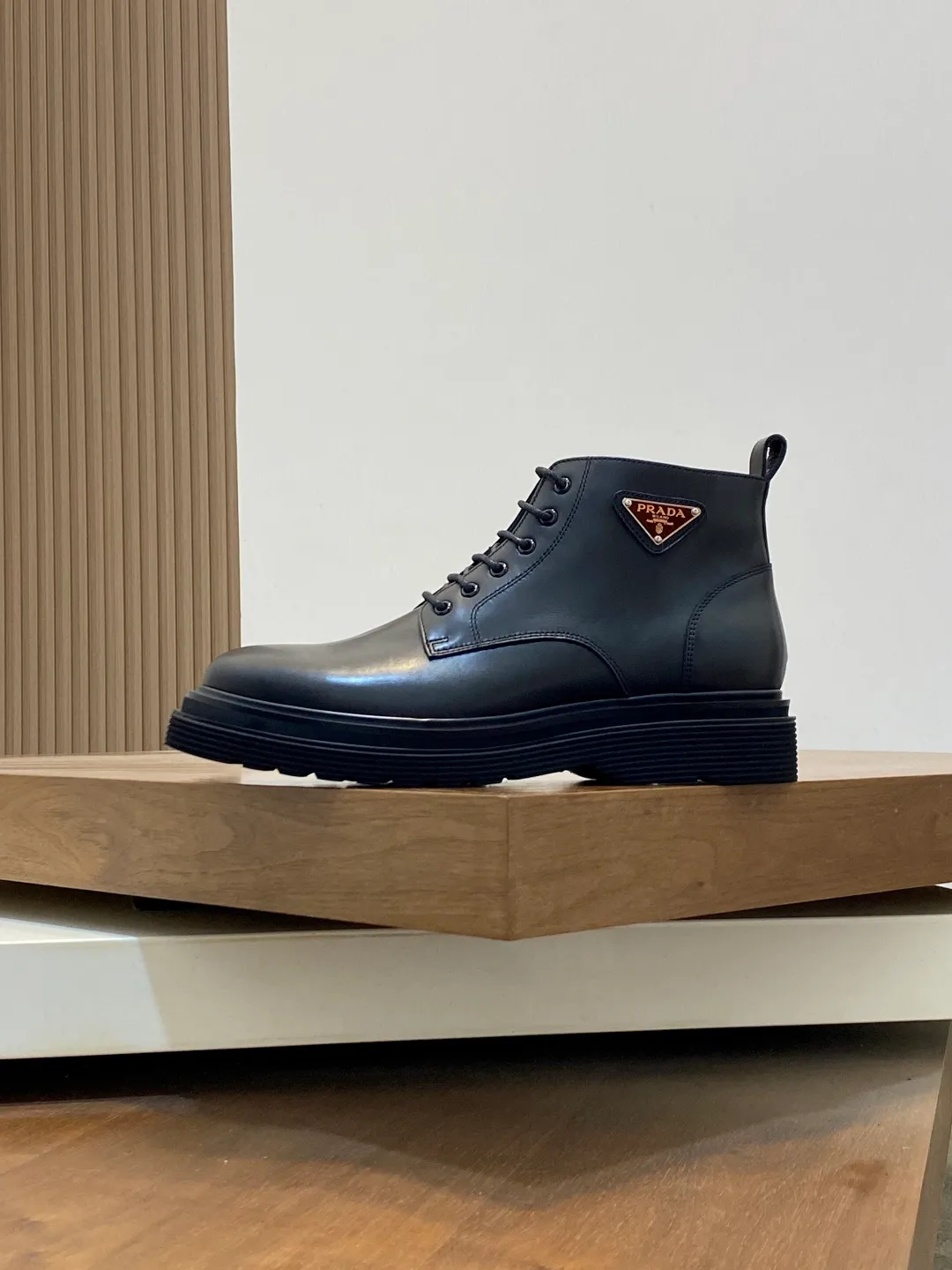 Men's men's shoes💰900 Prada/Prada Thick-soled formal wear shipped, same style at the counter, top-quality goods produced in Dongguan, those who know the goods should hurry up and start! New men's casual leather shoes, imported calfskin, shiny and translucent leather, uniform leather holes, fine texture, splicing and sewing technology, soft, comfortable and wrinkle-free, elegant Derby shoe shape, thickened and heavy-duty made, high-quality products that kill all currencies in the market, standard gold-label cowhide feet, calfskin lining, thickened rubber sole, durable and wear-resistant, ultra-light material, extremely comfortable for the upper foot, smooth surface, splicing lines, two styles to choose from, complete packaging! Size: 39-40-41-42-43-44 (45 customized) leather shoes
